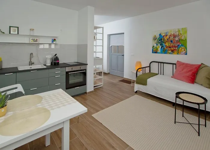 アパート Dinko フヴァル